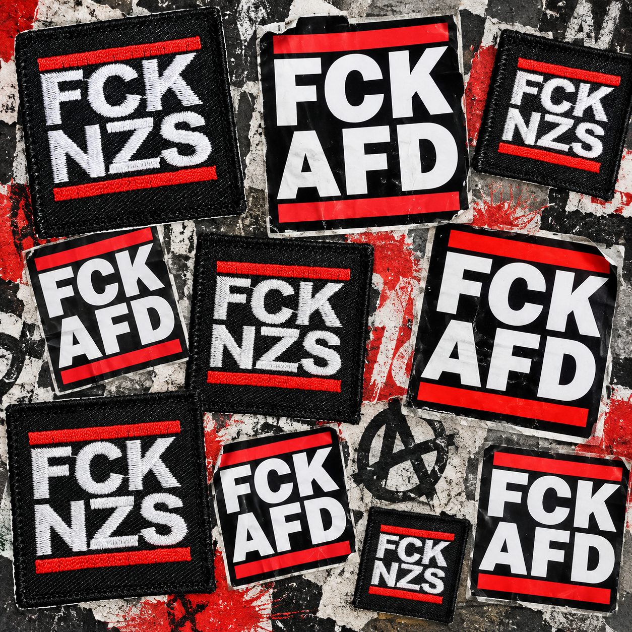 Wand aus selbstgemachten Aufnähern und Aufklebern in Schwarz, Weiß und Rot mit antifaschistischen Parolen.
